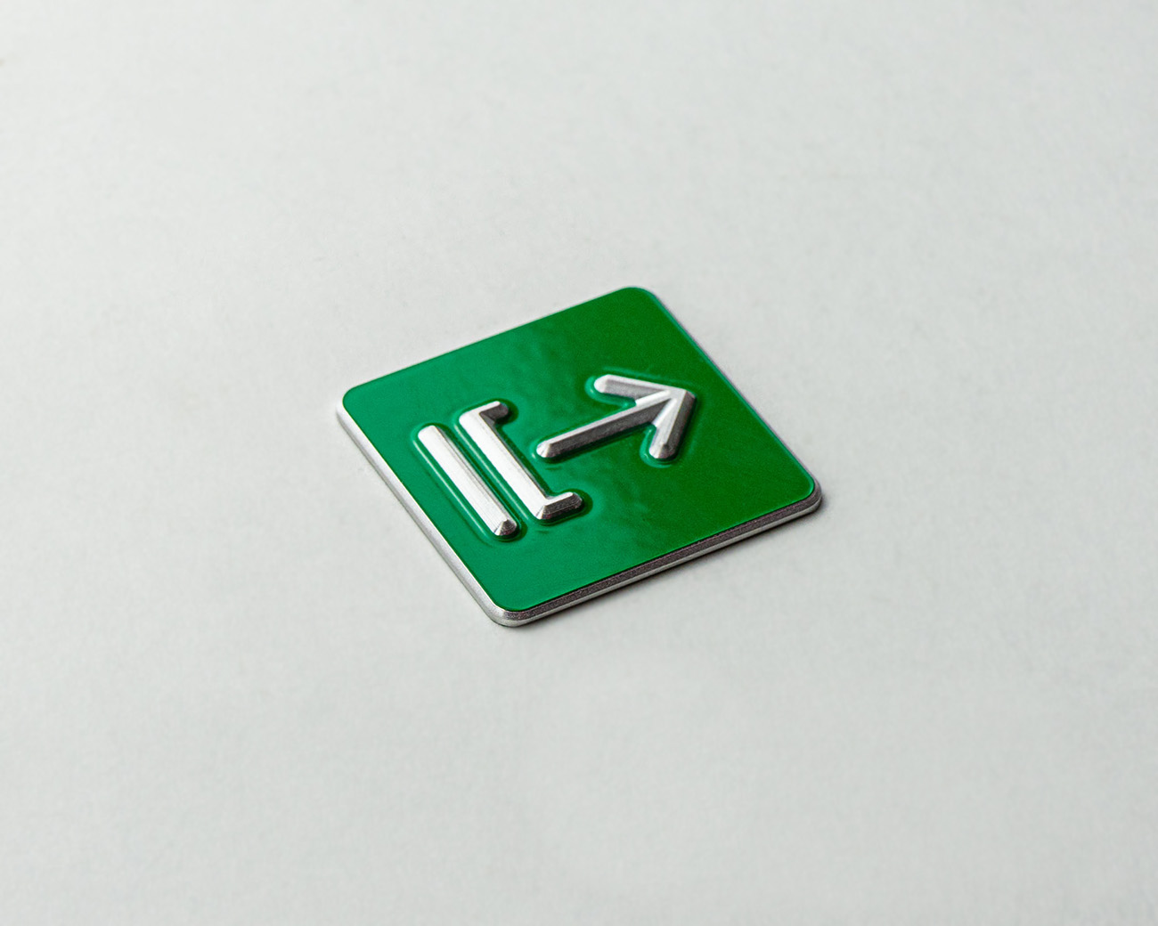 Handlaufschild flach Aluminium grün beschichtet gefräst nach Ö V2105 AUSGANG / NOTAUSGANG